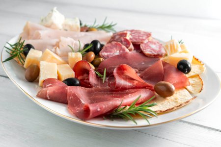 Téléchargez les photos : Plateau avec de délicieux apéritifs italiens : salami, gorgonzola, olives et pecorino - nourriture européenne - en image libre de droit