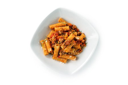 Téléchargez les photos : Vue du dessus de délicieuses pâtes à la sauce bolognaise, isolées sur fond blanc, cuisine italienne - en image libre de droit