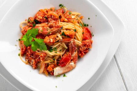 Téléchargez les photos : Plat de délicieux spaghettis aux crevettes et sauce scampi, cuisine italienne - en image libre de droit
