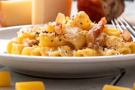 Foto de Deliciosos macarrones carbonara típicos, una receta clásica de pasta italiana, comida europea - Imagen libre de derechos