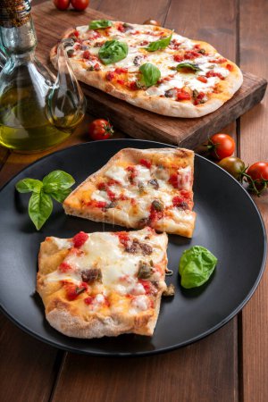 Foto de Deliciosa pinsa, una especie de pizza típica de la cocina romana, comida italiana - Imagen libre de derechos