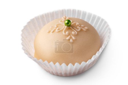 Foto de Delicioso postre de vainilla pasteles aislados en blanco - Imagen libre de derechos