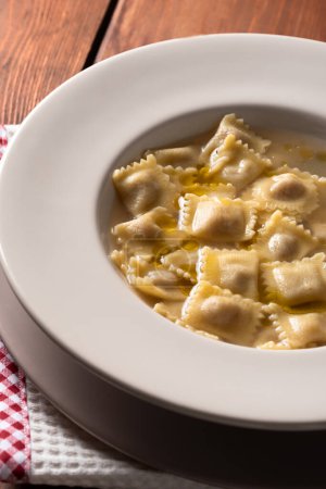 Téléchargez les photos : Assiette de raviolis farcie au bouillon de veau, Cuisine Italienne - en image libre de droit