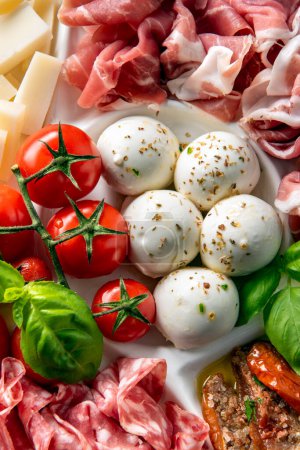Foto de Vista superior de la deliciosa ensalada vegetariana con mozzarella, lechuga y tomates frescos - Imagen libre de derechos