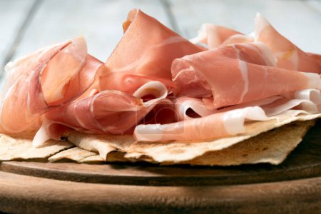 Téléchargez les photos : Gros plan de délicieux crudo de prosciutto typiquement italien, nourriture européenne - en image libre de droit
