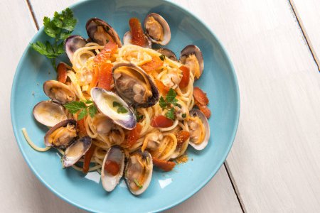 Foto de Plato de deliciosos espaguetis con mariscos y bottarga, cocina italiana - Imagen libre de derechos
