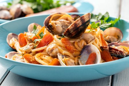 Foto de Plato de deliciosos espaguetis con mariscos y bottarga, cocina italiana - Imagen libre de derechos