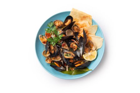 Téléchargez les photos : Plat de délicieux spaghettis aux fruits de mer et bottarga, cuisine italienne - en image libre de droit