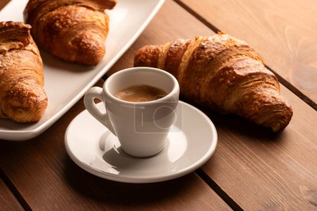 Téléchargez les photos : Une tasse d'espresso italien avec cornetto frais, petit déjeuner européen - en image libre de droit