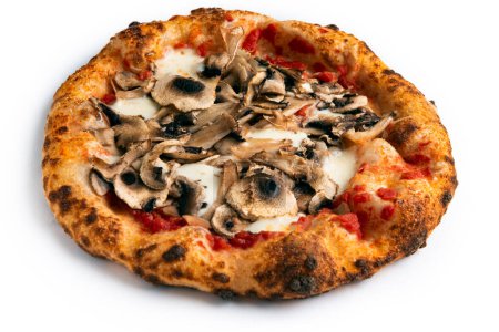 Téléchargez les photos : Pizza italienne garnie de sauce tomate, mozzarella et champignons tranchés, isolée sur fond blanc - en image libre de droit