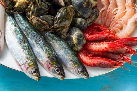 Téléchargez les photos : Plat de poissons frais, mollusques et crustacés - en image libre de droit