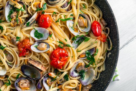 Téléchargez les photos : Gros plan de délicieuse linguine aux palourdes et tomates, pâtes italiennes, cuisine méditerranéenne - en image libre de droit