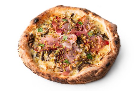 Téléchargez les photos : Délicieuse pizza gastronomique à la paille, provolone et noisette hachée et pistache, cuisine italienne - en image libre de droit