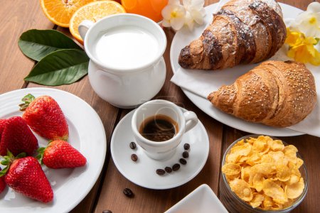 Téléchargez les photos : Petit déjeuner européen sur la table - lait, une tasse d'espresso, fruits frais et croissants - en image libre de droit