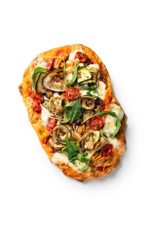 Foto de Deliciosa pinsa vegetariana, una pizza de estilo romano con varias verduras, pizza italiana, comida europea - Imagen libre de derechos