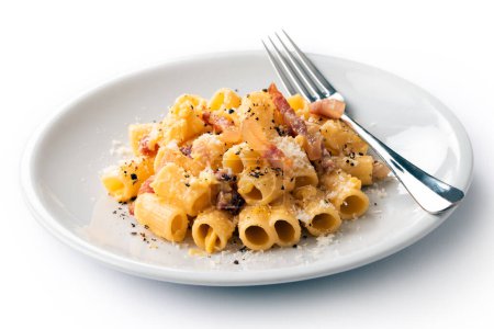 Téléchargez les photos : Plat de délicieuses pâtes carbonara isolées sur fond blanc, cuisine italienne typique - en image libre de droit