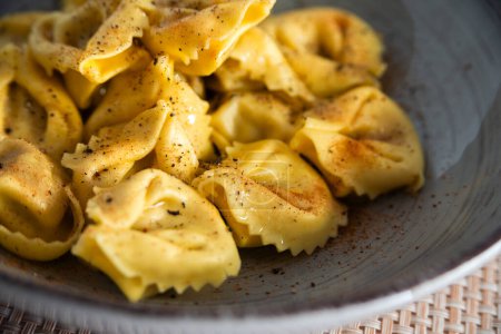 Téléchargez les photos : Agnolotti frais, un ravioli piémontais traditionnel rempli de viande, cuisine italienne, cuisine européenne - en image libre de droit