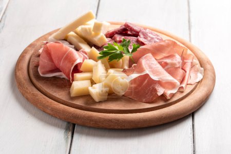 Foto de Bandeja con deliciosos aperitivos italianos: jamón, salami y pecorino - Comida europea - Imagen libre de derechos