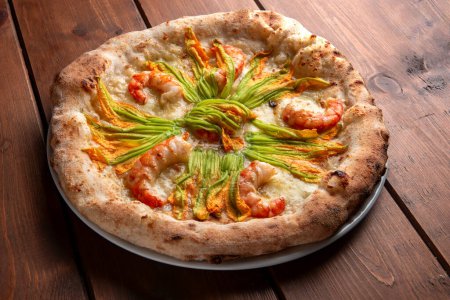 Foto de Deliciosa pizza gourmet blanca con flores de calabacín y camarones, comida italiana - Imagen libre de derechos