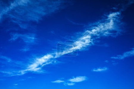 Téléchargez les photos : Plan panoramique de beau ciel bleu pour l'arrière-plan - en image libre de droit