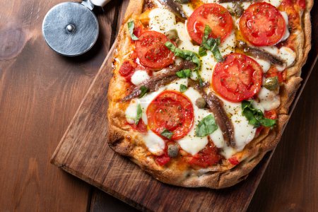 Téléchargez les photos : Plan rapproché de délicieuses pizzas sur une planche de bois - en image libre de droit