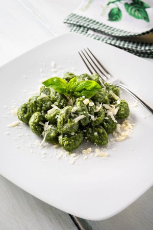 Téléchargez les photos : Plan rapproché de délicieux gnocchis au basilic vert sur assiette - en image libre de droit