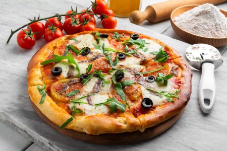 Foto de Primer plano de deliciosa pizza con aceitunas - Imagen libre de derechos