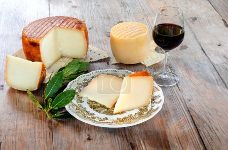 Téléchargez les photos : Plan rapproché de délicieux fromages au vin rouge sur une table en bois - en image libre de droit