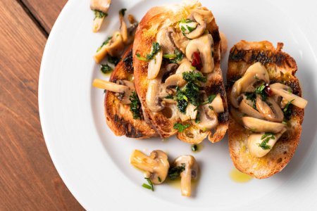 Téléchargez les photos : Plan rapproché de délicieux crouton aux champignons rôtis - en image libre de droit