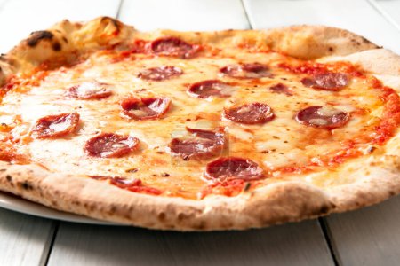 Foto de Primer plano de deliciosa pizza de pepperoni aislada en blanco - Imagen libre de derechos