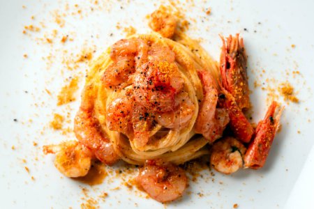 Téléchargez les photos : Plan rapproché de délicieuses pâtes aux crevettes sur plaque blanche - en image libre de droit