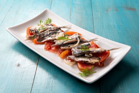 Téléchargez les photos : Gros plan de délicieux antipasto avec des sardines sur l'assiette - en image libre de droit