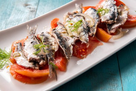 Foto de Primer plano de delicioso antipasto con sardinas en el plato - Imagen libre de derechos