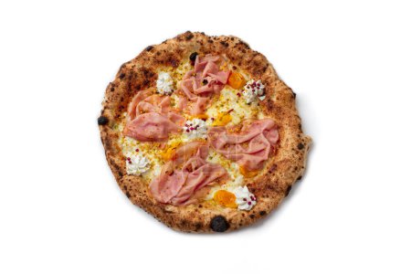 Téléchargez les photos : Délicieuse pizza gastronomique à la ricotta de buffle, tomates et mortadelle - en image libre de droit