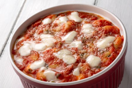 Gnocchi alla sorrentina, une recette napolitaine traditionnelle de gnocchi aux pommes de terre cuites au four avec sauce mozzarella et tomate, cuisine italienne