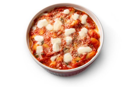 Téléchargez les photos : Gnocchi alla sorrentina, une recette napolitaine traditionnelle de gnocchi aux pommes de terre cuites au four avec sauce mozzarella et tomate, cuisine italienne - en image libre de droit