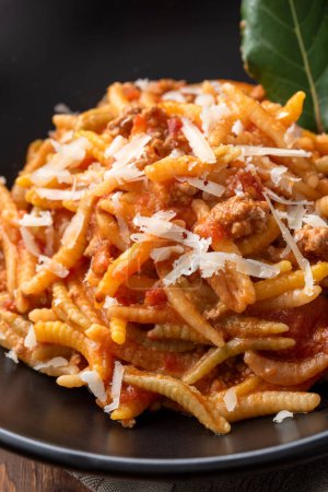 Teller malloreddus mit Fleischsoße und Pecorino, sardische Pasta, italienisches Essen
