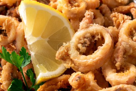 Foto de Primer plano de deliciosos anillos de calamares fritos, comida mediterránea - Imagen libre de derechos