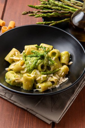 Téléchargez les photos : Assiette de délicieux macaronis à la sauce aux asperges sauvages, pâtes italiennes, cuisine méditerranéenne - en image libre de droit