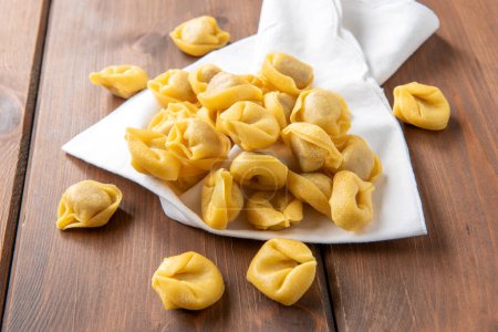 Téléchargez les photos : Délicieux tortellini traditionnels non cuits, pâtes italiennes fraîches, nourriture européenne - en image libre de droit