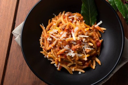 Téléchargez les photos : Assiette de malloreddus avec sauce à la viande et pecorino, pâtes sardiniennes, nourriture italienne - en image libre de droit