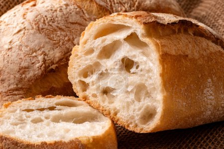 Téléchargez les photos : Tranches de pain frais à la farine de blé dur, cuisine italienne - en image libre de droit