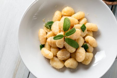 Téléchargez les photos : Assiette de délicieux gnocchis de pommes de terre au beurre et à la sauge, cuisine italienne - en image libre de droit