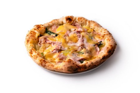 Foto de Deliciosa pizza italiana con porchetta, provola y espinacas, aislada sobre fondo blanco, comida europea - Imagen libre de derechos