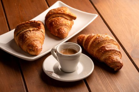 Téléchargez les photos : Coupe de café expresso napolitain avec brioches fraîches, petit déjeuner italien - en image libre de droit