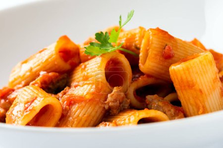 Téléchargez les photos : Rigatoni sauce tomate, cuisine italienne - en image libre de droit