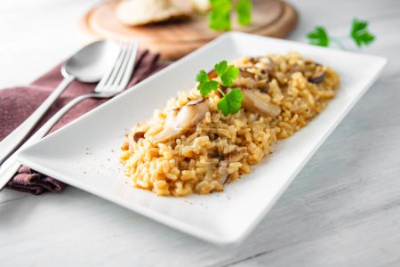 Téléchargez les photos : Plateau aux délicieux risotto aux champignons, cuisine italienne - en image libre de droit