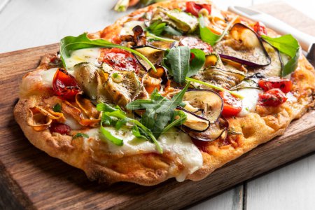 Foto de Deliciosa pinsa vegetariana, una pizza de estilo romano con varias verduras, pizza italiana, comida europea - Imagen libre de derechos