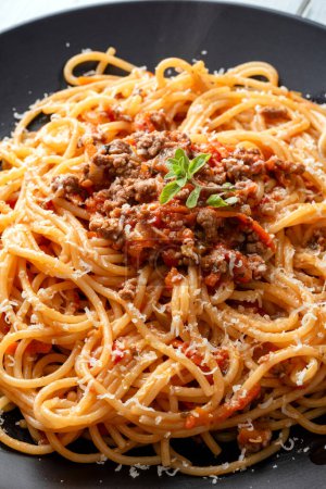 Foto de Plato de deliciosos espaguetis con salsa boloñesa, pasta italiana, comida mediterránea - Imagen libre de derechos