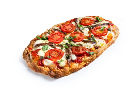 Foto de Deliciosa pinsa, una pizza de estilo romano con tomates frescos, mozzarella, alcaparras y anchoas, comida italiana - Imagen libre de derechos